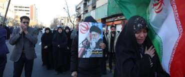 Teheran proclama 40 giorni di lutto per la morte di Khamenei: possibile successore il figlio dell’ayatollah o il nipote di Khomeini