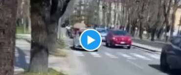 La corsa dell’immigrato nudo a Reggio Emilia ripresa dai passanti sotto choc e postata sul web