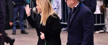 Applausi per Meloni ai funerali di Bossi. Il ricordo di Salvini: “Buon viaggio Umberto, con te tutto è iniziato” (video)