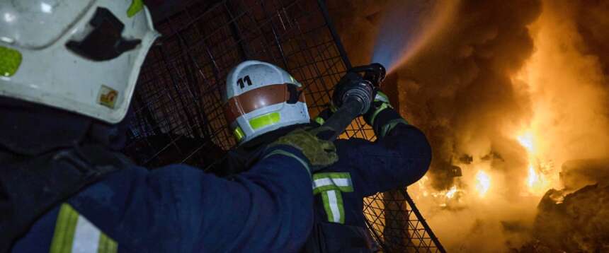 Mosca lancia 400 droni contro l’Ucraina: due morti e diversi feriti tra Kiev e Leopoli. Bombardato un sito Unesco