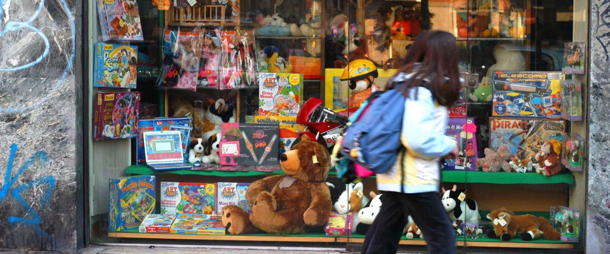 Terrore a Scandicci, 12enne braccata da un molestatore marocchino si rifugia al supermercato: i dipendenti la salvano