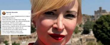 Rachele Mussolini a testa in giù, lo squallido commento di un utente sui social: “La vedo bene così”
