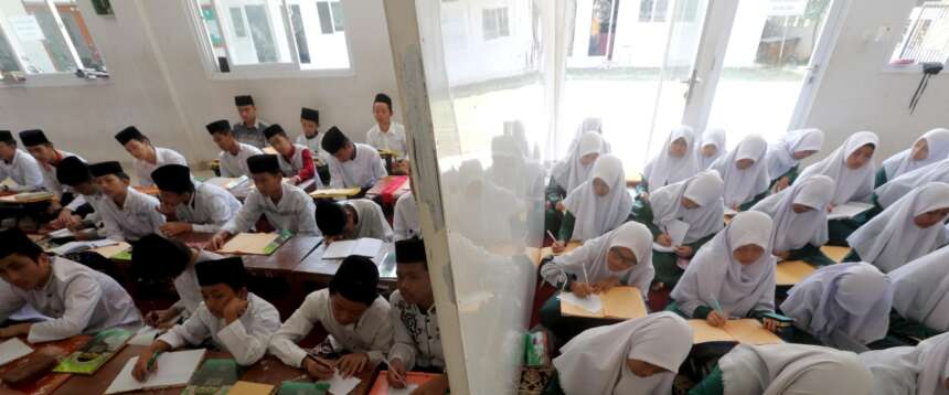 Ramadan a scuola, è bufera su una scuola di Firenze che dà aule separate a maschi e femmine per la preghiera islamica