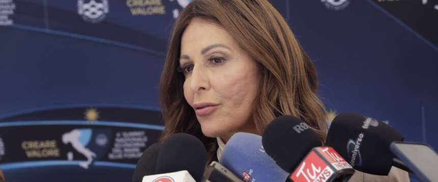 Daniela Santanchè ha presentato le dimissioni: “A Meloni dico ‘Obbedisco’. Lascio col certificato penale immacolato”