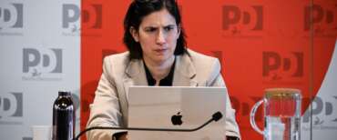 Schlein all’attacco del governo con poche e confuse idee: “Sì, Khamenei era un dittatore sanguinario, però…”