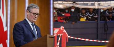 Gran Bretagna, il governo Starmer darà migliaia di sterline ai clandestini che lasceranno il Paese
