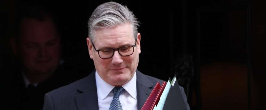 Starmer in difficoltà per gli Epstein files: la pubblicazione delle chat di Mandelson porterà a nuove dimissioni?