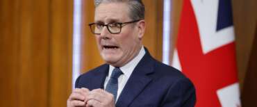 Starmer travolto da un altro scandalo, l’ultimo: 3 funzionari laburisti arrestati con l’accusa di spionaggio per la Cina