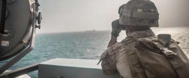 L’Iran fa un buco nell’acqua: mine nello Stretto di Hormuz per fermare le navi, ma il flusso prosegue