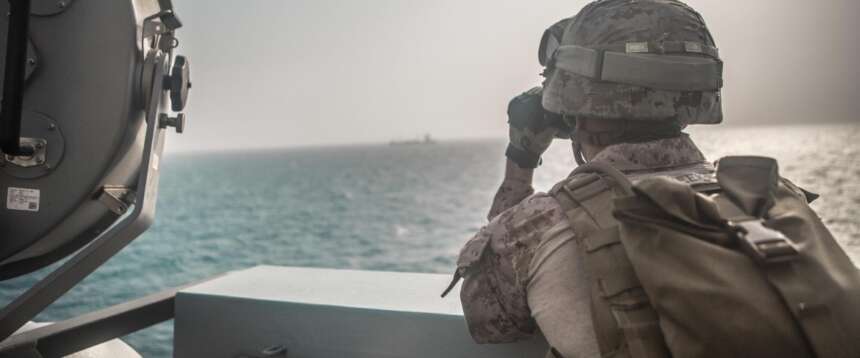 L’Iran fa un buco nell’acqua: mine nello Stretto di Hormuz per fermare le navi, ma il flusso prosegue