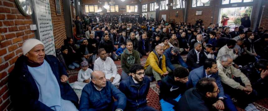 Studenti delle medie in moschea con la scuola, un’iniziativa discutibile e fuori misura: il sondaggio del Secolo