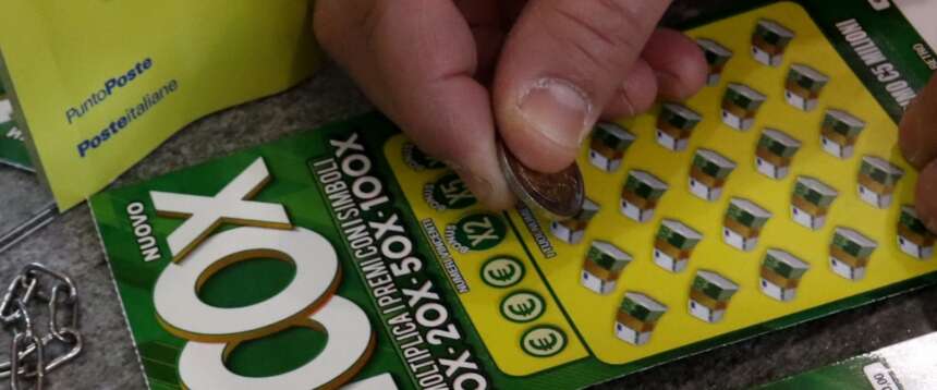 Gratta e vinci con truffa: segnalavano i biglietti vincenti a parenti e amici, denunciati 5 ex dipendenti statali