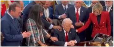 Trump in preghiera coi pastori nello studio ovale: radical chic indignati, ma lì Clinton ci portava la Lewinsky