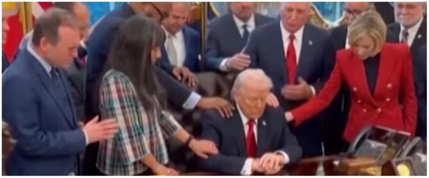 Trump in preghiera coi pastori nello studio ovale: radical chic indignati, ma lì Clinton ci portava la Lewinsky