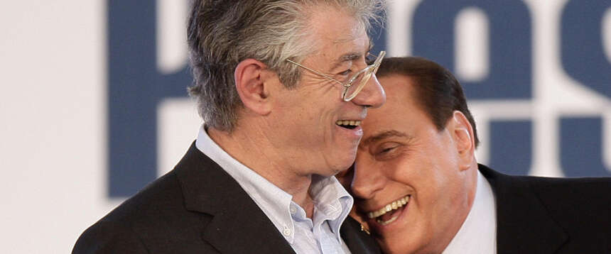 Addio a Umberto Bossi, storico fondatore della Lega. Le cause della morte a 84 anni. La sua vita nei video e nei ricordi dei politici