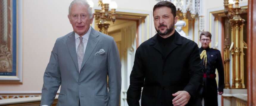 Zelensky regala il rarissimo iPad da guerra a re Carlo: potrà servire nella guerra del golfo per annientare i droni