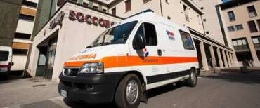 Bergamo, studente delle medie accoltella un’insegnante davanti scuola: la donna è in gravi condizioni