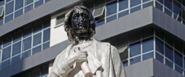 Trump installa la statua di Cristoforo Colombo vicino alla Casa Bianca: “E’ un eroe. Voi italiani mi amerete”