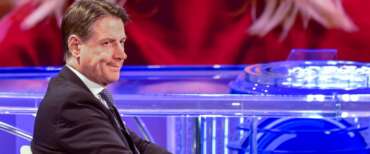 Conte risponde a Meloni: “Il tavolo di confronto è il Parlamento” ma lui in aula non c’è…