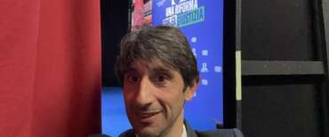 “Per sempre sì” di Sal da Vinci scandisce la kermesse di FdI. Donzelli: “La musica è libera, chi ha detto che non possiamo utilizzarla”?