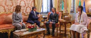 La Russa riceve i genitori della famiglia nel bosco: “Stemperiamo il clima”. Catherine in lacrime: “Mai fatto male ai nostri bambini”