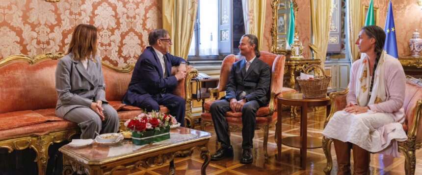 La Russa riceve i genitori della famiglia nel bosco: “Stemperiamo il clima”. Catherine in lacrime: “Mai fatto male ai nostri bambini”