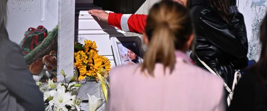 Orrore al cimitero di Strozza: profanato e decapitato il corpo di Pamela Genini