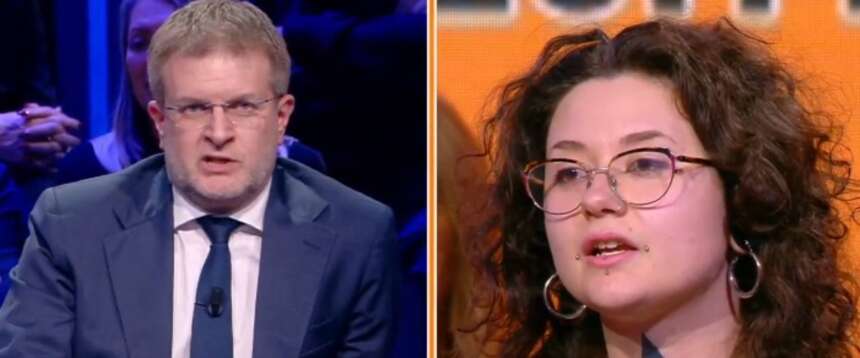 “Studia i trattati europei prima di parlare”: Fidanza annichilisce l’attivista rossa che “santifica” Sanchez (video)