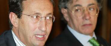 Fini e l’amico-nemico Bossi: “Uniti contro l’invasione dei migranti, la nostra legge fece scuola anche a sinistra”