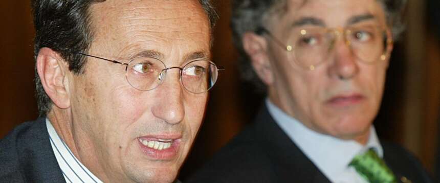 Fini e l’amico-nemico Bossi: “Uniti contro l’invasione dei migranti, la nostra legge fece scuola anche a sinistra”