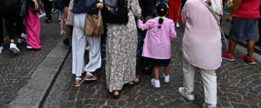 Immigrato pedofilo viene espulso, il giudice blocca tutto: “Ha mentito in buona fede”. Scandalo in Gb