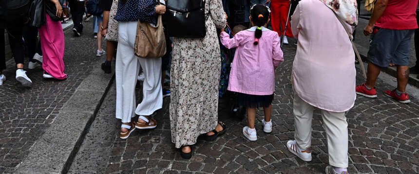 Immigrato pedofilo viene espulso, il giudice blocca tutto: “Ha mentito in buona fede”. Scandalo in Gb