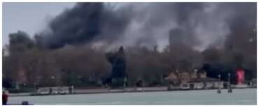 Pauroso incendio alla Biennale di Venezia: le immagini della nube nera sulla laguna (video)