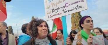 Vergogna femminista, le attiviste di “Non una di meno” cacciano le donne iraniane dal corteo (video)