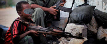 L’Iran prepara la”resistenza” arruolando i bambini di 12 anni: carne da macello per gli assalti definiti “ondate umane”