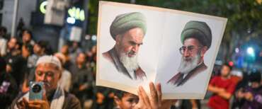 Manifestanti mostrano la foto di Khomeini e Khamenei