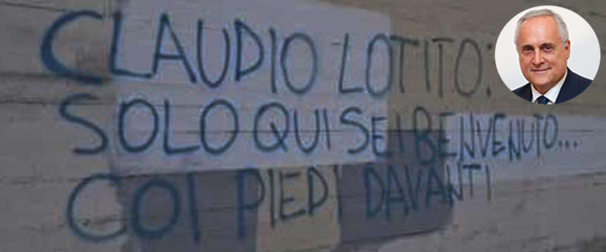 “Sei benvenuto con i piedi davanti”. Scritta choc contro Lotito sul muro di una chiesa prima di Lazio-Milan