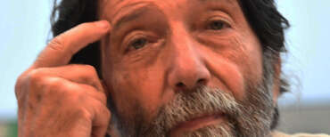 Cacciari umilia Conte e Schlein: “Pazzi a parlare di primarie senza unione e programma: i soldi li prendono sotto al cavolo?”