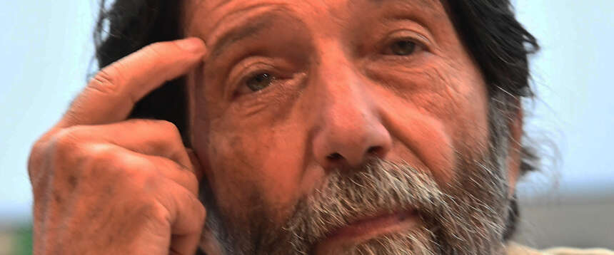 Cacciari umilia Conte e Schlein: “Pazzi a parlare di primarie senza unione e programma: i soldi li prendono sotto al cavolo?”