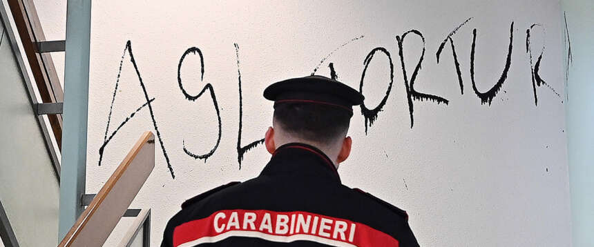 Medici pro-migranti falsificavano i certificati per svuotare i Cpr. “Sì, dai, facciamo il culo agli sbirri…”