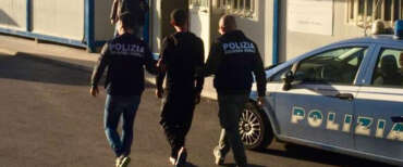 Migranti, il governo fa arrestare gli scafisti ma i giudici li assolvono: sentenza choc in Calabria