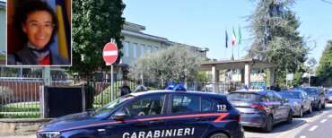 Esce dall’ospedale la prof accoltellata: “Un altro alunno mi ha salvato la vita”. Valditara vuole premiare lo studente coraggioso