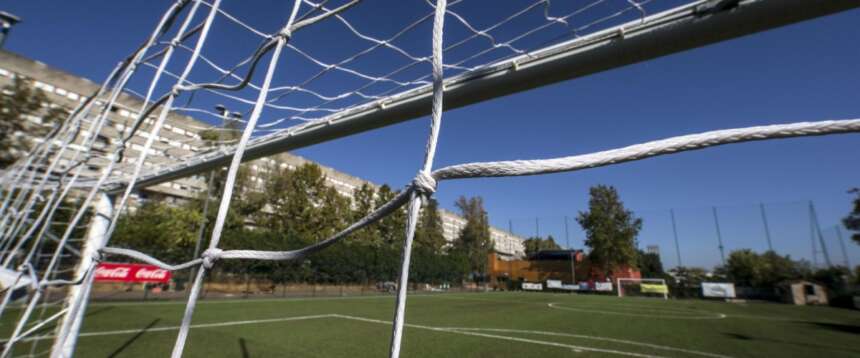 Paura alla partita di pallone: pakistano tenta di rapire una bimbo in una scuola calcio fingendosi suo padre