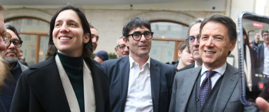 Sinistre con la bava alla bocca. Conte esagera e Tajani lo fa nero: “Io mai andato in ginocchio dalla Merkel” (video)