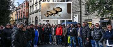La protesta delle cozze: i pescivendoli napoletani sotto le finestre del sindaco Manfredi: “Allarme eccessivo sull’epatite”