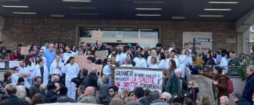 Migranti, medici “ribelli” anti-Cpr e i falsi certificati. Un medico: “Sono anarchica e antifascista”