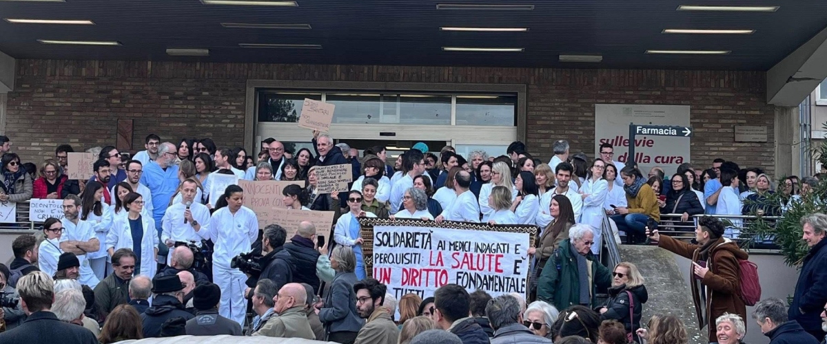 Migranti, medici “ribelli” anti Cpr e i falsi certificati. Un medico: “Sono anarchica e antifascista”