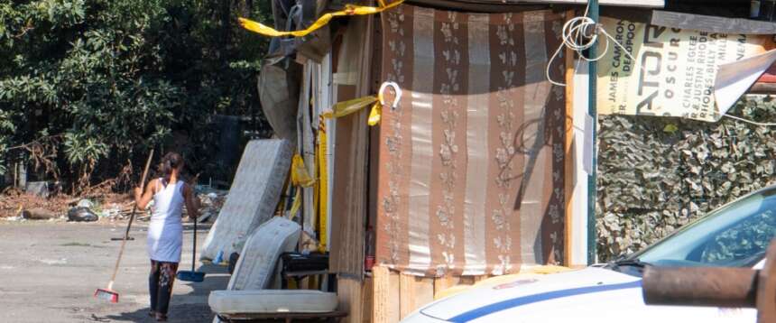 Anziana uccisa a Modena: il giudice non divide la famiglia rom (che vive in baracca, non nel bosco)   