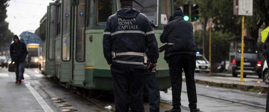 Roma come Milano, tram fuori controllo ne tampona un altro: panico a bordo e dieci feriti