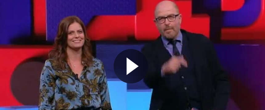 La triste passerella di Ilaria Salis sul “tappetino” di Gramellini: “Signori, il personaggio del giorno!” (video)